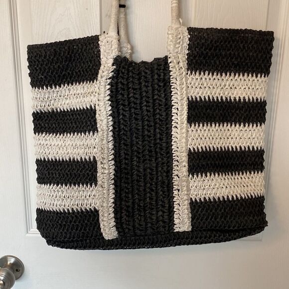 Escape- woven beach tote- black and white- shell tassel - Picture 6 of 10